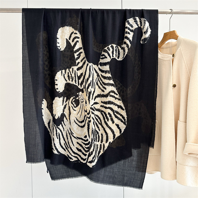 사자 무늬 장식, 캐시미어 소재, 고급 디자이너 스카프 - Winter Clothing Hong Kong 리뷰 및 가격